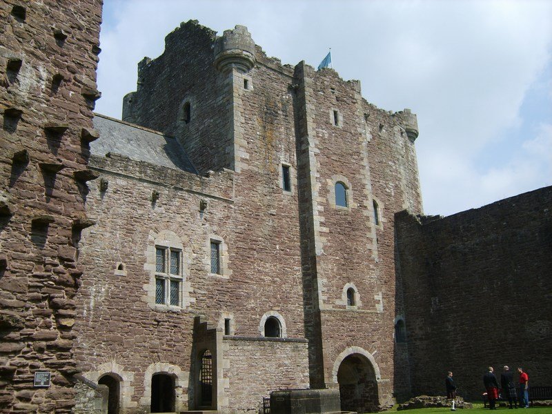 courtyardofdounecastle.jpg