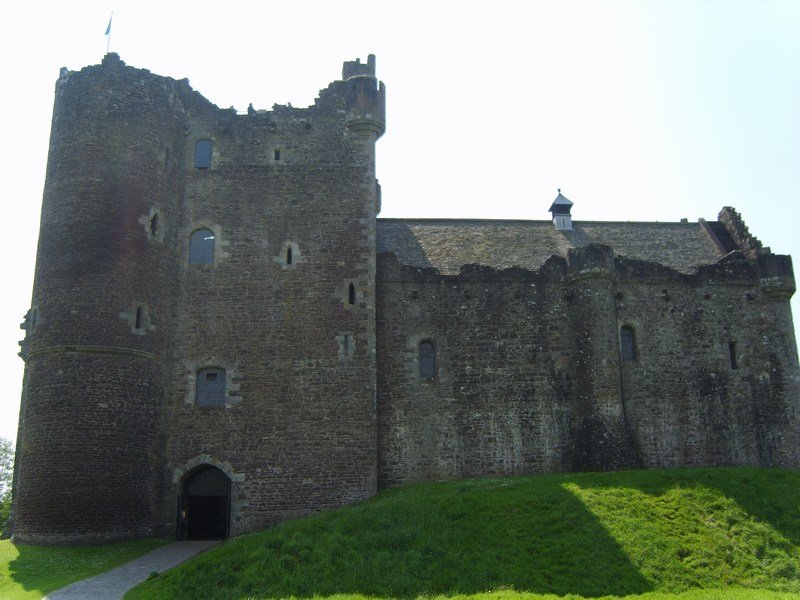 frontofdounecastle.jpg